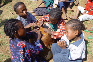 Rubrica in Missione intervista Ghisini 1 - dida bambini etiopici foto di Ivano Puccetti